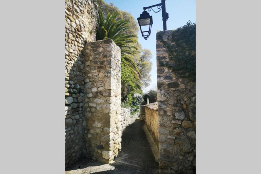 Maison De Village Meublee Avec Terrasse Donzère 外观 照片